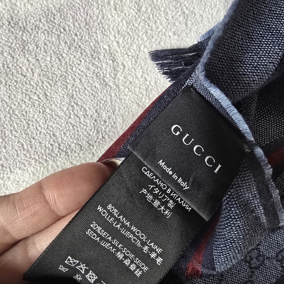 Authentic Gucci Men's Scarf in Navy and Crimson - Picture 11 of 13